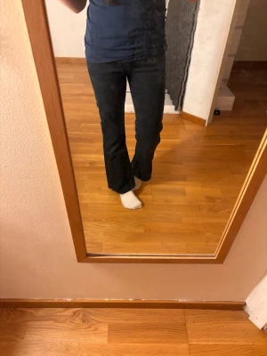 Jeans från Gina  - Säljer mina svarta jeans från Gina för att de blivit för små 