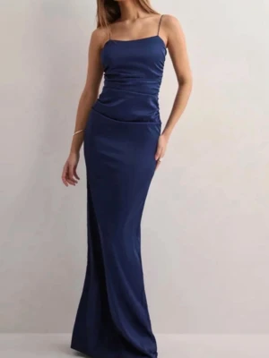 Nelly klänning  - Super fin klänning från Nelly, storlek 34 och nypris är 900kr