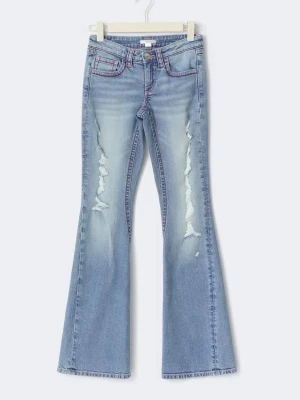 Ljusblå bootcut jeans med slitningar - Super snygga blåa jeans som tyvärr inte kommer till användning. Jeansen har inga defekter och har använts 2 gånger. 