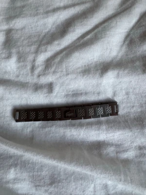 Lacoste armband - Snyggt Lacoste armband i silverfärgad metall. Helt oanvänd och ny. Finns ej box, pris kan diskuteras! Skickas på direkten efter köp.
