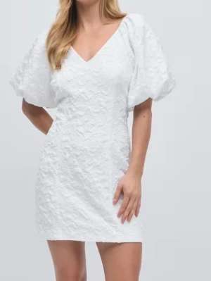 Sommarklänning - Vit jättefin klänning som jag har beställt men tyvärr inte kommer till användning, endast testad!💖🙈 Slutsåld på hemsida & orginalpris 599kr