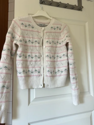 Kofta - En kofta med blommor från hollister i stl xs