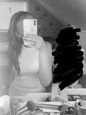 Vit tight klänning - Säljer en vit, tight och ärmlös klänning från New Yorker. Klänningen har en enkel och stilren design med rund halsringning och kroppsnära passform. 