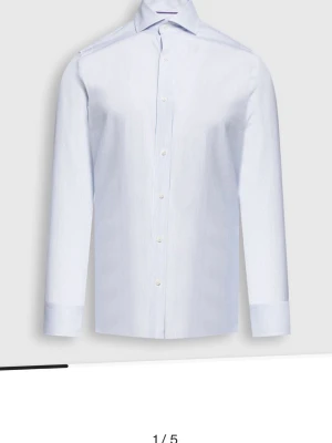 Ljusblå skjorta från Douglas Hayward - Ordinarie pris 1700 kronor, helt nytt skick finns i olika storlekar 