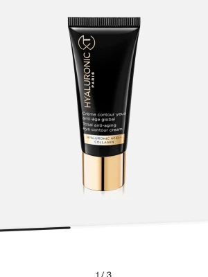 Hyaluronic XT ögonkräm 15 ml - Total anti-aging eye contour cream från Hyaluronic XT Paris med hyaluronsyra och kollagen. Kommer i en elegant svart och guld tub på 15 ml. Perfekt för dig som vill boosta huden runt ögonen med fukt och spänst. Ordinarie pris 1400 kronor, 