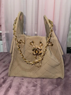 Beige handväska  - Säljer helt ny väska. Priset är 1000kr.