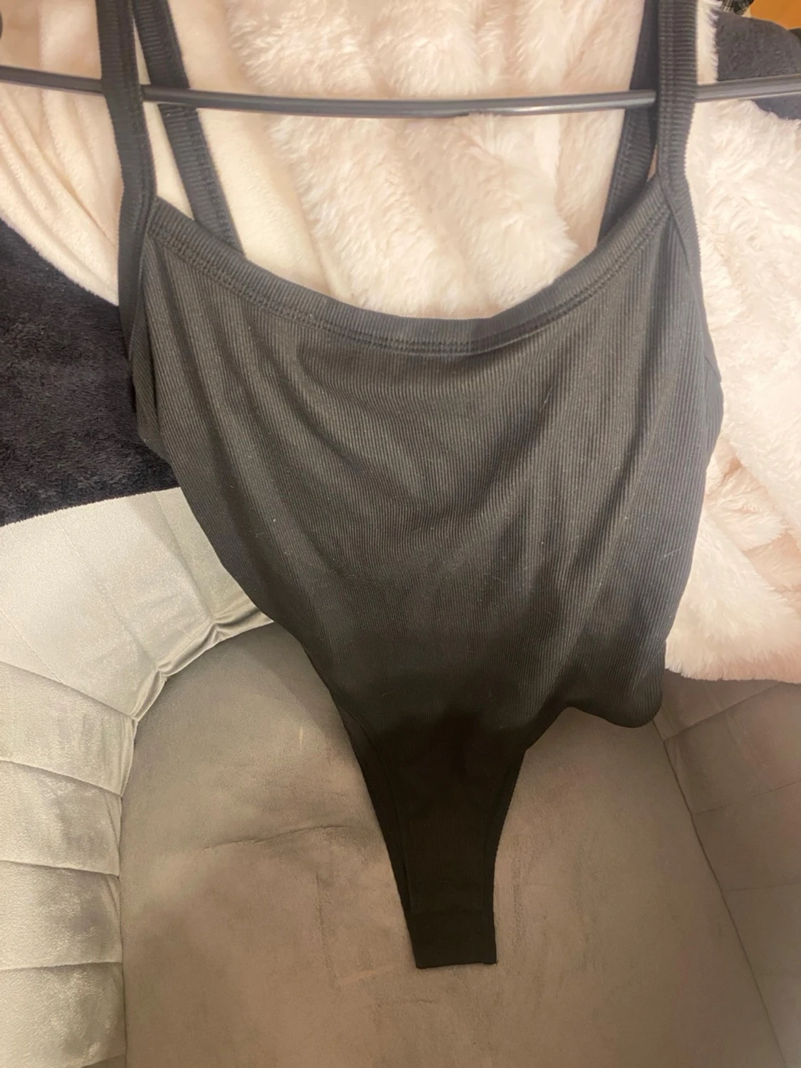 Svart ribbad body med tryckknappar