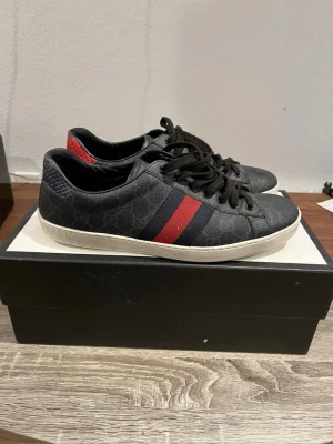 Gucci ace skor - Säljer dessa äkta Gucci ace skor, storlek 42, som kommer med boxen och är i bra skick