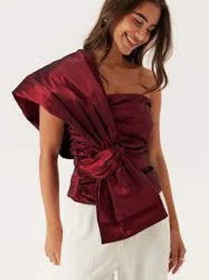 Vinröd oneshoulder topp - Snygg vinröd oneshoulder topp med stor rosett och draperad detalj på axeln. Bubblerooms kollektion, endast använd en gång!