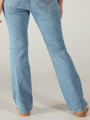 Ljusblå bootcut jeans från Levi's - Säljer ett par ljusblå bootcut jeans från Levi's med fem fickor och låg midja. Har inte kommit till nån användning. Strl w26 och i längden 32 .Kontakta för fler bilder.