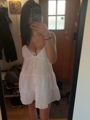 Vit klänning  - Säljer en jätte söt vit klänning 💕Perfekt till sommaren, endast provad aldrig använd. Skriv för fler frågor 💕💕