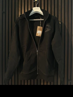 Ny gasp hoodie - Säljer en GASP Pro Hood (ord. pris ca 2 000 kr) i svart färg, storlek M. Hoodien är helt ny, ligger kvar i originalförpackning och plast med prislappen kvar – aldrig använd.  ✔ Storlek: M ✔ Färg: Svart ✔ Material: Bomull ✔ Skick: Helt ny med prislapp ✔ Nypris: ca 2 000 kr  En av GASP:s mer exklusiva modeller – perfekt som träningsplagg under höst, vinter och vår. Otroligt skön, kraftig kvalitet och stilren design.
