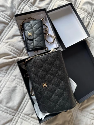 Handväska  - En mini en vanlig. Svart guld detaljer. 