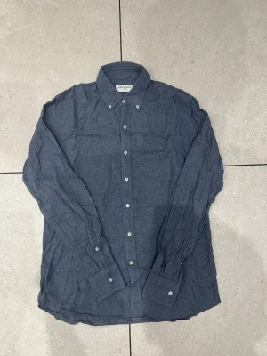 John Henric Skjorta - Säljer John Henric Skjorta | Strl: S/40 | Skick: 9,5/10 | Modell: 182cm | Hör av dig vid frågor! ✅