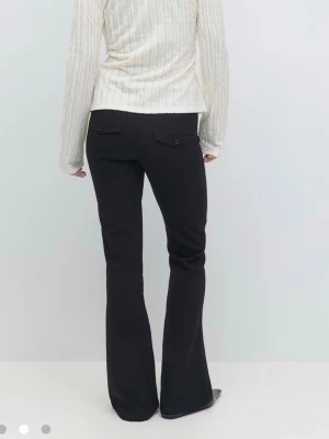 Svarta bootcut kostymbyxor  - y2k bootcut trousers från ginatricot, säljs inte längre. Byxorna är nästan som helt nya men har sytts upp lite då dom va lite långa. Går att splättra upp. Nypris - 500