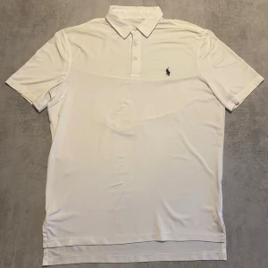 Vit Polo Ralph Lauren pike  - Jag Säljer en fet pike från Polo Ralph Lauren| skicket på tröjan är bra 8/10 | storlek L | ny pris 2000: mitt pris är 349 | skriv vid frågor och funderingar       