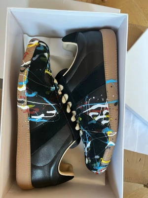 Maison Margiela Gats - Svarta Maison Margiela paint splatter. Helt nya! Priset är inte fast. Kom privat för flera frågor!
