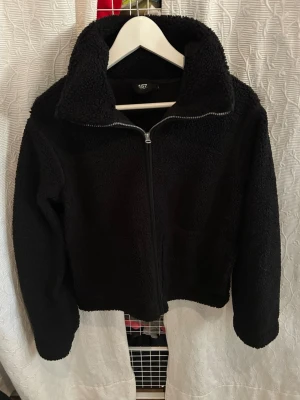 Svart teddy jacka - Svart teddy jacka från lager157 som är använd fåtal gånger utan slitningar. Skriv vid intresse!