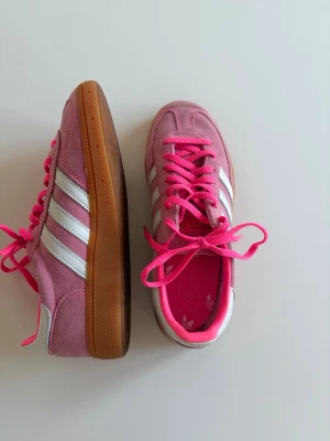Rosa adidas spezial  - Snygga Adidas sneakers, använda några gånger. Lite smuts längst fram men som går att få bort. Inte annat slitage. Originalpris 1350kr