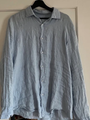 Ljusblå linneskjorta från Zara - Ljusblå linne skjorta från zara som inte kommer till användning. Storlek M