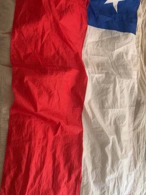 Chile flagga  - Säljer denna stora Chile flagga som är perfekt att hänga upp 🇨🇱🇨🇱🇨🇱