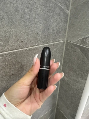 MAC läppstift i nyansen 'mocha' - Snyggt MAC läppstift i färgen mocha, använd få gånger och det finns mycket kvar av produkten (se sista bild) 