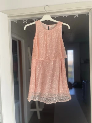 Fin rosaglittrig klänning  - En fin rosa klänning från Zara girls i storlek 140, i bra skick. Kontakta mig om du har några frågor💕