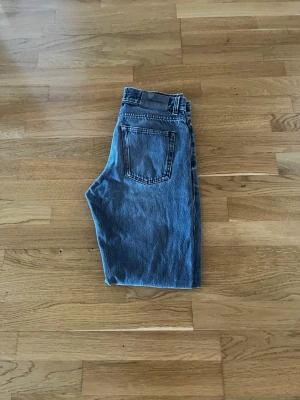 J Lindeberg jeans - Snygga grå jeans modell Jake med raka ben och hög midja. Klassisk femficksmodell i denim med bakfickor och bälteshällor. 