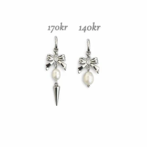 Silvriga örhängen med rosett och pärla - Par 