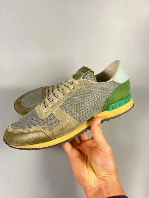 Valentino Rockrunners  - Valentino rockrunners i storlek 42. Inget og tillkommer. Äkta såklart! Inga större defekter, och perfekta skor för alla tillfälle🙏