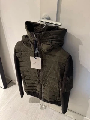 Moncler cardigan  - Säljer denna moncler cardigan. med nfc tag och scan. Tagen på bilden är ej kvar men visar gamla bilder för förstärkning. Skicket är mycket bra och passformen ni ser är på kille som är ca 180 cm 75 kg storlek M men passar S