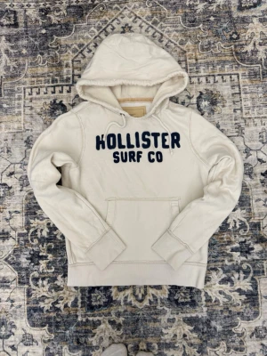 Hollister hoodie - En fet hollister hoodie som är i topp skick strlk m