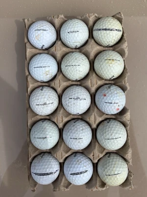 Callaway mix. C/ övningsbollklass. 15-pack - Callaway mix. C/övningsboll klass. 15-pack. Här får du callaway bollar med allt ifrån tusch streck till lite större märken (inga sprickor som går in i bollen!) Fortfarande fullt spelbara bara det att deras yta är sämre som sagt! 