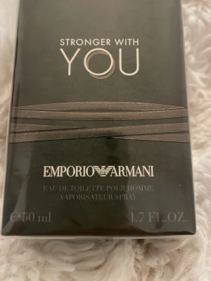 Emporio Armani Stronger With You 50ml - Emporio Armani Stronger With You är en herrparfym i en snygg, mörkgrå förpackning med eleganta silverdetaljer. Eau de toilette, 50 ml, passar dig som gillar moderna och maskulina dofter. Perfekt att ha i väskan eller på hyllan för en fräsch känsla varje dag.
