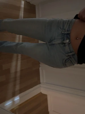 Ljusblå slim fit jeans - Snygga ljusblå slim fit jeans med klassisk femficksdesign och normal midja. Jeansen har en stilren look och är perfekta för dig som gillar en enkel men trendig stil. Materialet är mjukt och följsamt för en bekväm känsla hela dagen.