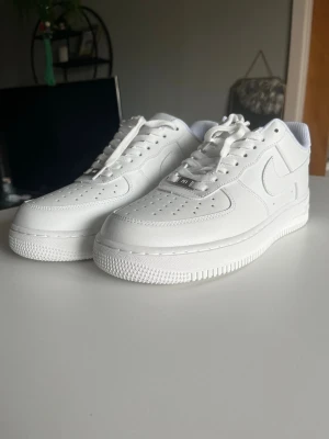 Nike Air Force 1 - oanvända - Säljer mina Nike Air Force 1 – helt oanvända. Köpte dem men använder oftast mina andra par, så dessa har bara blivit stående i lådan.  Riktigt clean modell som funkar till alla outfits. Skicket är 10/10, helt nya.
