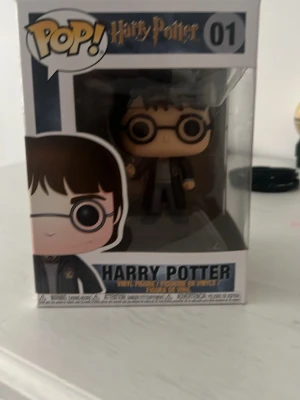 Harry Potter Funko Pop figur - Säljer en Harry Potter Funko Pop figur i originalförpackning. Figuren föreställer Harry Potter med glasögon och trollkarlskläder. Perfekt för samlare eller fans av Harry Potter-universumet.