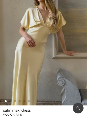 gul klänning - Säljer denna jättefina gula klänningen från Gina tricot(skriv för mer bilder och detaljer) eftersom den var lite för kort för mig som är 170cm+ enda defekten är en fläck i mitten som var där när jag köpte den💛