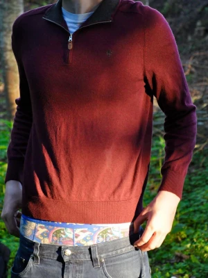Vinröd tröja med quarter zip - Snygg vinröd tröja från Morris ordinarie pris 1200kr