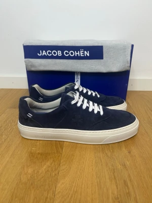 Jacob Cohen Dreamer - Senaste Jacob Cohen Sneaker modellen | Skick: 10/10, helt nya | Box och dustbag ingår | Nypris: 7000 kr | Skickas samma dag som köp |