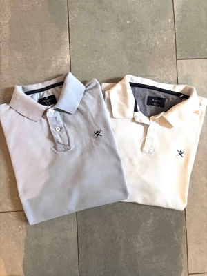 Hackett piké  - Säljer dessa två hackett pikerna - Storlek M (Slim fit) - Skick 9/10 - hör av dig vid minsta fundering!