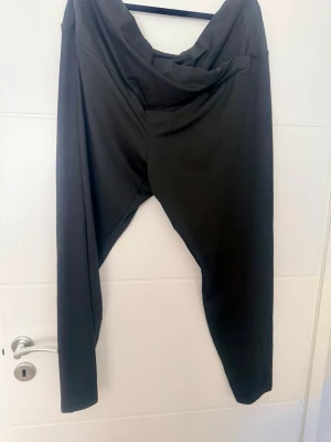 Svarta loose fit mjukisbyxor - Svarta mjukisbyxor med loose fit och låg gren. Byxorna har en avslappnad passform och är tillverkade i ett mjukt och stretchigt material som känns skönt mot huden. Perfekta för chill dagar eller när du vill ha det extra bekvämt.                      Leggingsen är bara provade och aldrig använda, de har bara hängt i garderoben.