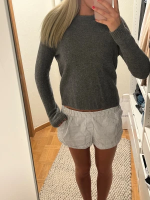 Stickad tröja - Stickad 100% ull tröja från Zara. Storlek L men har krymt i tvätten så skulle säga storlek XS/S. Lite nopprig.