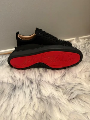 Svarta loubs - Ett par svarta loubs med spikar helt nya perfekt för balen storlek 42 skriv vid frågor.