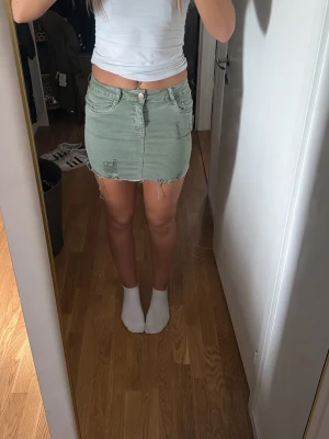 Grön jeans kkjol - Säljer kjolen från newplay jeans i storlek L men sitter tight midjemått 35cm