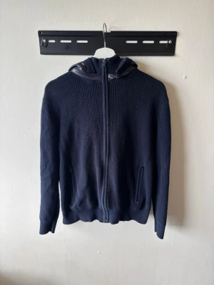 Sayless cardigan - Säljer nu min sayless cardigan skick 9/10 inga defekter eller liknande mitt pris 550 för bilder är de bara att höra av sig