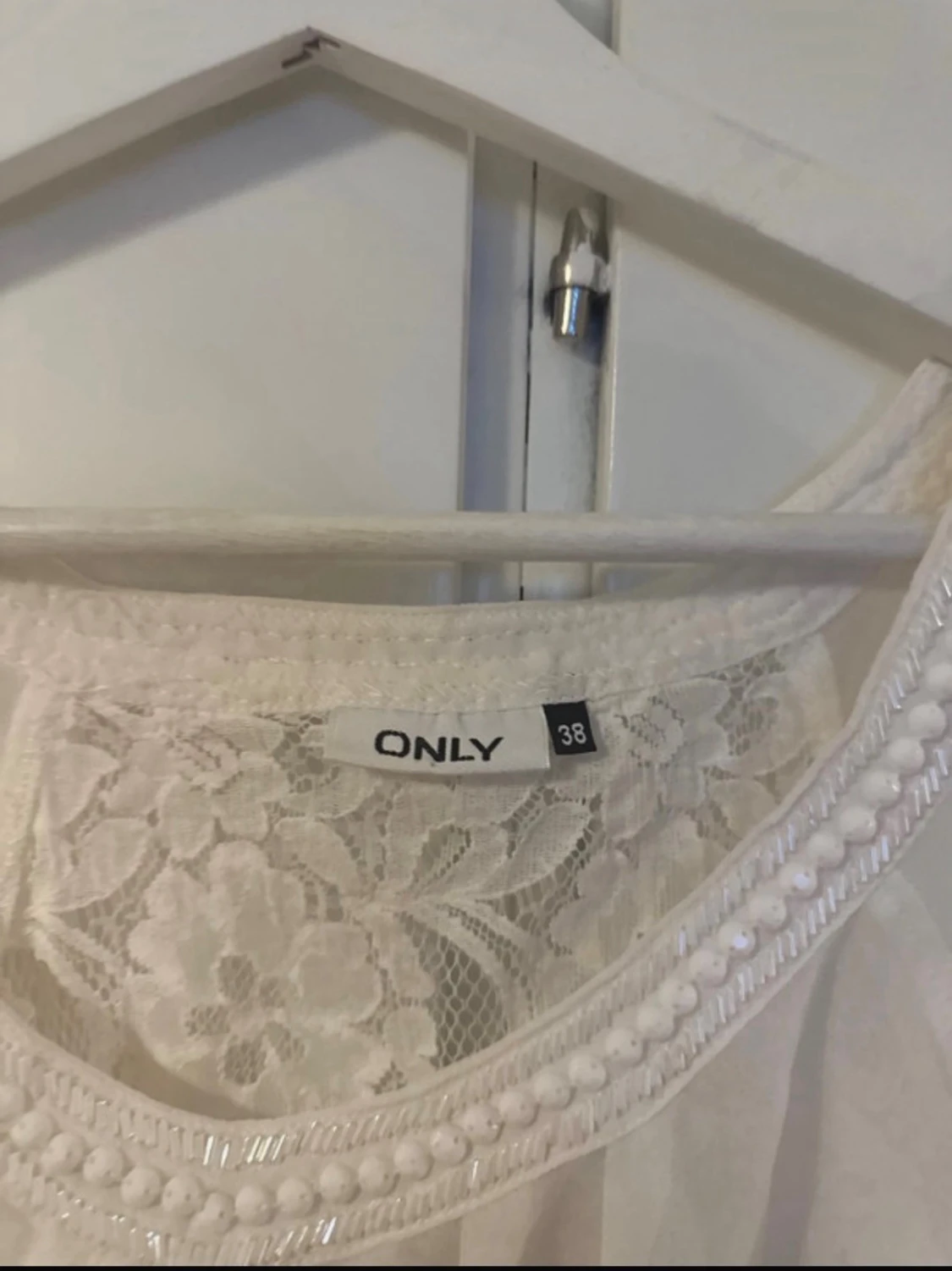 Vit blus med spetsdetaljer från Only - 2