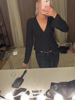 Svart fin tröja från Gina tricot - Fin tröja från Gina tricot, nytt skick, kan knytas bak 💞