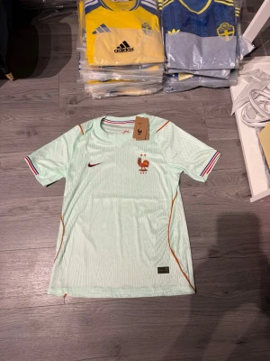 Frankrike fotbolls Tshirt - Frankrikes VM kit, 10/10 kvalite, Har Storlek S,M,L så om du är intresserad är det bara att skriva eller kolla upp AV kitzz på instagram. 