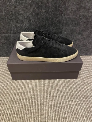 Saint Laurent sneakers  - Stilrena svarta Saint Laurent sneakers i mocka. Perfekta för sommaren och klassisk look.. Äkta såklart… Fint skick inte mycket använda, bara lite smuts som kan tas bort lätt om man så vill! Nypris 5000+.            MVH 